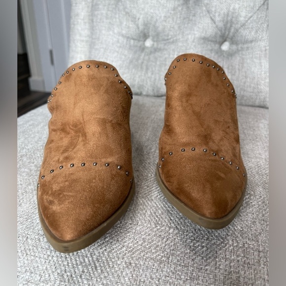 Universal Thread Women’s Cognac Faux Leather Point Toe Mules Size 7 Studded - Picture 2 of 4